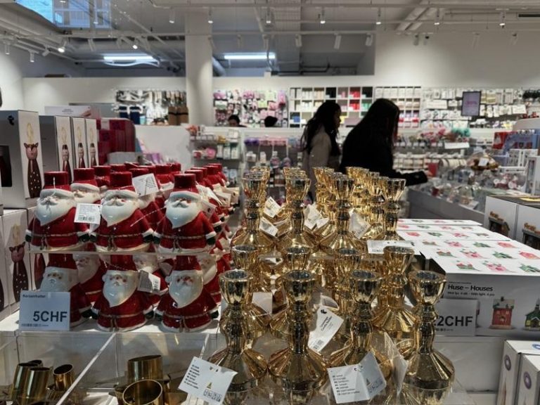 瑞士研究:年节与仪式感形成快速家饰过度消费 圣诞节是瑞士零售市场最大档期,环境保护团体疾呼,消费者的每一分钱都对全球环境造成影响,消费同时也应避免浪费。(中央社)