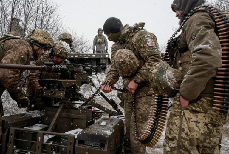 川普总统15日说，经多次与俄罗斯总统普亭会谈，「现在比以往任何时候更接近」达成俄乌和谈。图为乌军15日正在测试一台军事无人车。