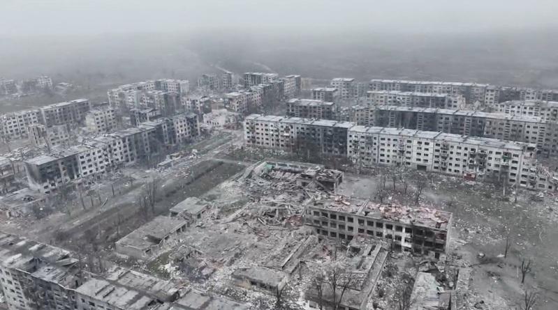 川普总统15日说，经多次与俄罗斯总统普亭会谈，「现在比以往任何时候更接近」达成俄乌和谈。图为乌军15日正在测试一台军事无人车。