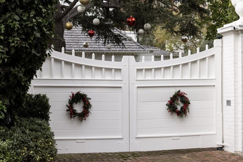 洛杉矶好莱坞星光大道上，罗伯雷纳的星形奖章前摆放着鲜花花圈。（美联社）