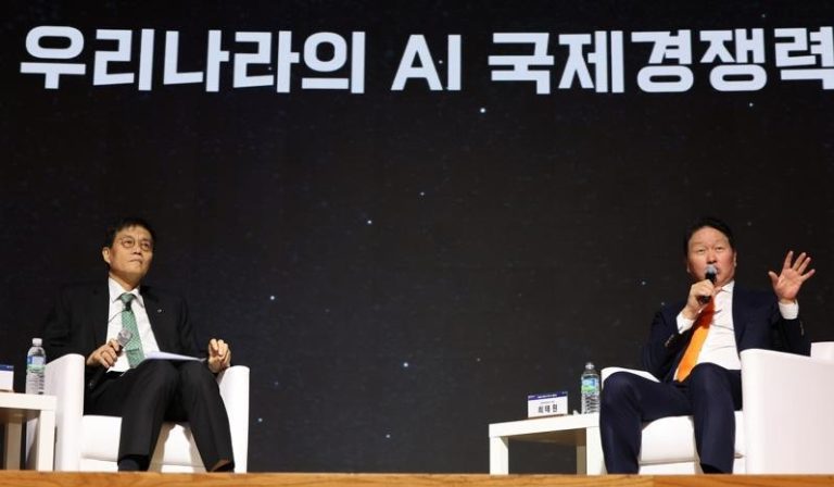 南韩政府计划明年投入超过30兆韩元（约204亿美元）扶植AI与其他先进产业。图为12月5日时，南韩工商会会长崔泰源与南韩央行总裁李昌镛在会议上讨论由AI技术驱动的经济成长策略。(欧新社)