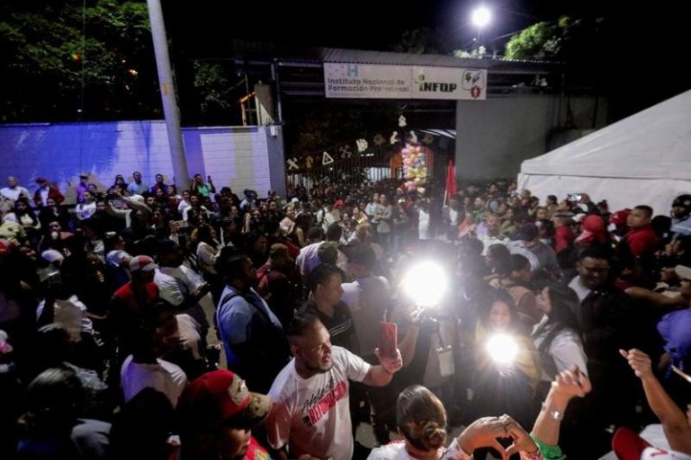 洪都拉斯政府支持者9日聚集在国家选举委员会（CNE）大楼前方的营地，抗议总统大选的计票过程陷入混乱，技术故障和舞弊。路透