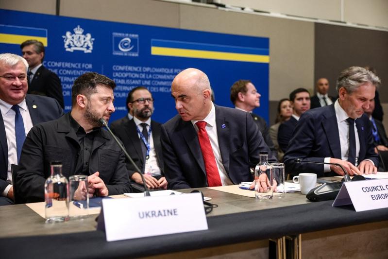 为了补偿乌克兰因俄罗斯全面侵略战争而遭受的损失,乌克兰总统泽伦斯基及其他欧洲高层官员16日同意成立「乌克兰国际索赔委员会」,来决定未来数百亿欧元赔偿金该如何发配。路透