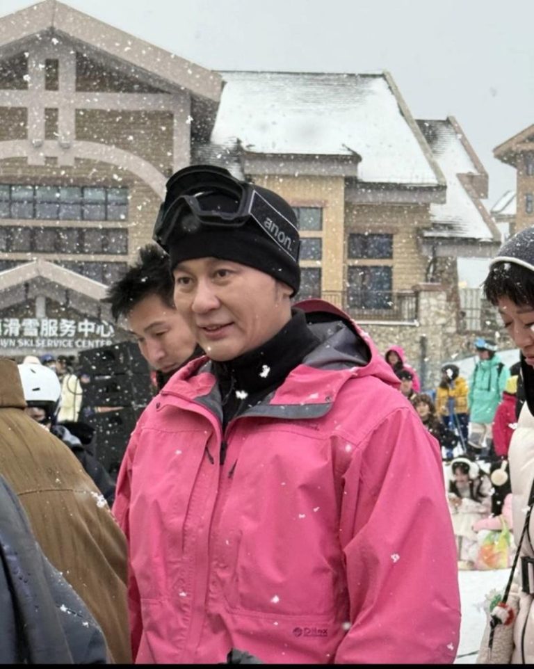 李晨穿着粉红滑雪装被捕获。(取材自微博)