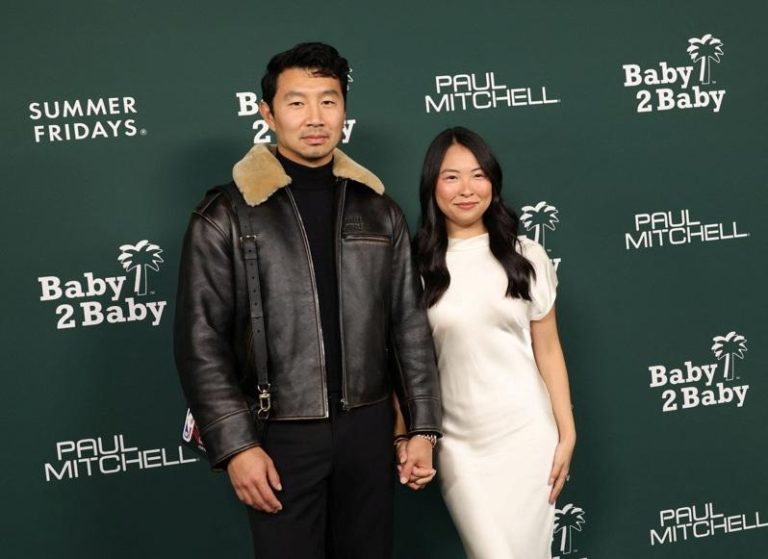 刘思慕（左）与未婚妻Allison。（路透）