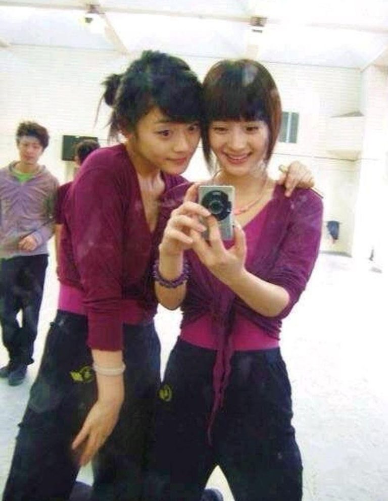 杨幂大学时期旧照曝光 网:终于知道她为何叫「杨不修」 杨幂(右)大学时期的旧照突然在网上疯传。(取材自微博)