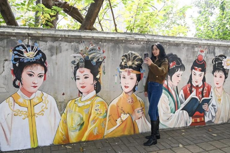 红楼梦「反清怀明」? 年轻人玩梗? 网掀口水战 民众在87版电视剧「红楼梦」壁画墙前打卡拍照。(中新社数据照片)
