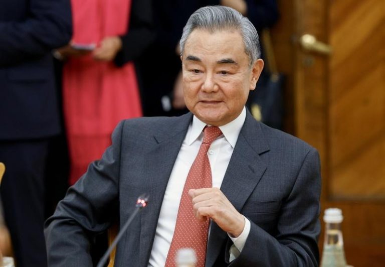 中国外交部长王毅11月2日访问莫斯科会晤俄罗斯外长。（欧新社）