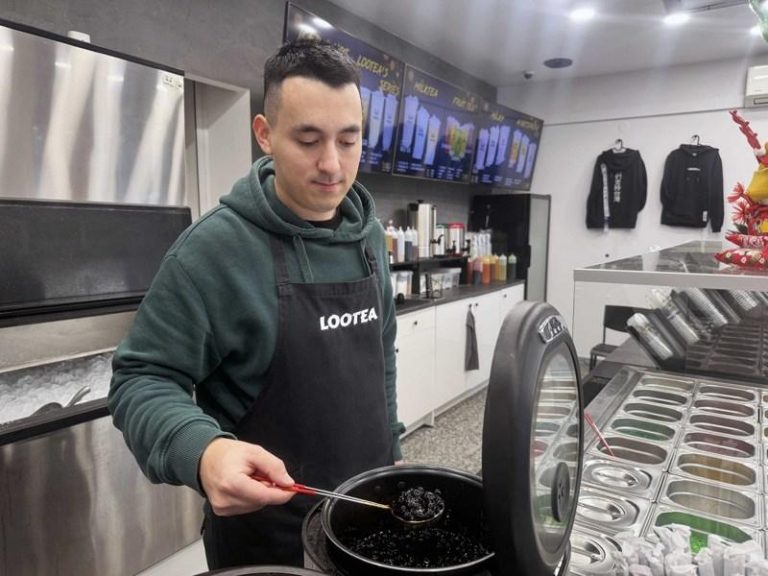 捷克手摇饮店Lootea创办人Patrik分享，他知道珍珠奶茶起源自台湾，自己也很喜欢喝珍珠奶茶，这成为他开店的契机。（中央社）