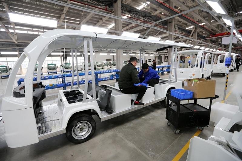 南韩产业通商资源部东北亚通商科科长金德九(音译)表示,无论是在钢铁、石化、造船等传统重工业领域,还是在自动驾驶电动车、电池、人工智能(AI)、机器人、可再生能源等未来产业领域,中国都在全面超越南韩。图为安徽淮北高新技术产业开发区,工人在一家新能源电动车企业电动观光车生产车间内忙碌。(新华社)