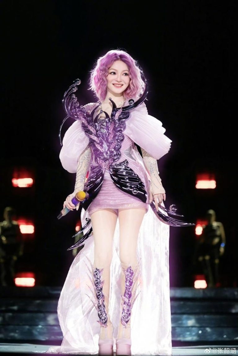 「精灵公主」翻车? 张韶涵新造型被酸显老 张韶涵展开「觅光」巡回演唱会。(摘自张韶涵微博)