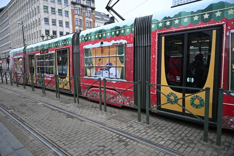 圣诞节将至，布鲁塞尔的圣诞老人搭上路面电车与乘客交互，当列车到达停靠站并开门时，圣诞老人会下车向乘客挥手道别。(中央社)