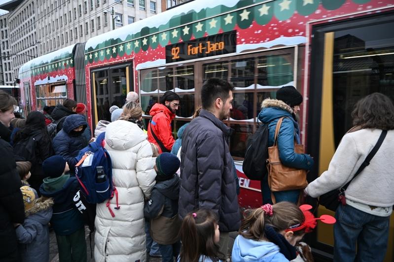 圣诞节将至，布鲁塞尔的圣诞老人搭上路面电车与乘客交互，当列车到达停靠站并开门时，圣诞老人会下车向乘客挥手道别。(中央社)