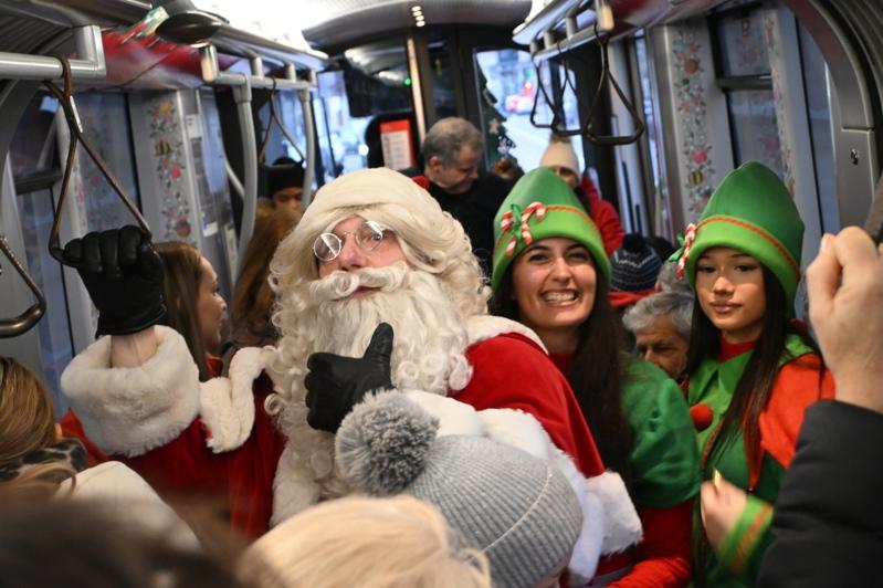 圣诞节将至，布鲁塞尔的圣诞老人搭上路面电车与乘客交互，当列车到达停靠站并开门时，圣诞老人会下车向乘客挥手道别。(中央社)