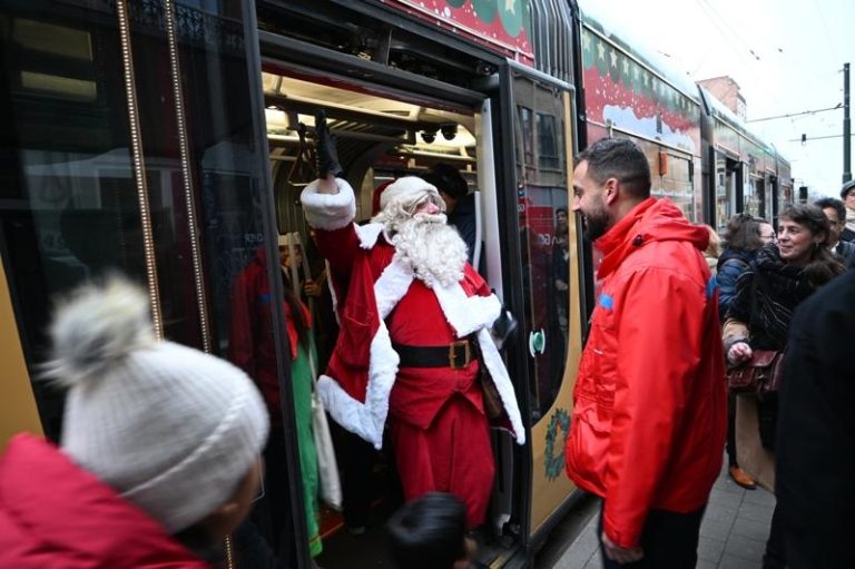 圣诞节将至，布鲁塞尔的圣诞老人搭上路面电车与乘客交互，当列车到达停靠站并开门时，圣诞老人会下车向乘客挥手道别。(中央社)