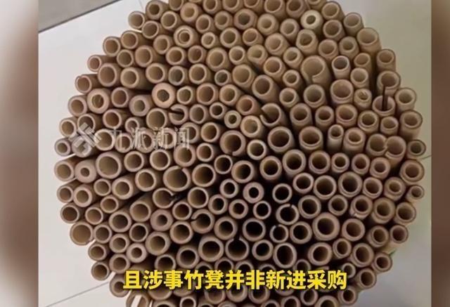 河北石家庄市桥西区税务局大厅凳子被指形似「刑具」。(取材自九派新闻)