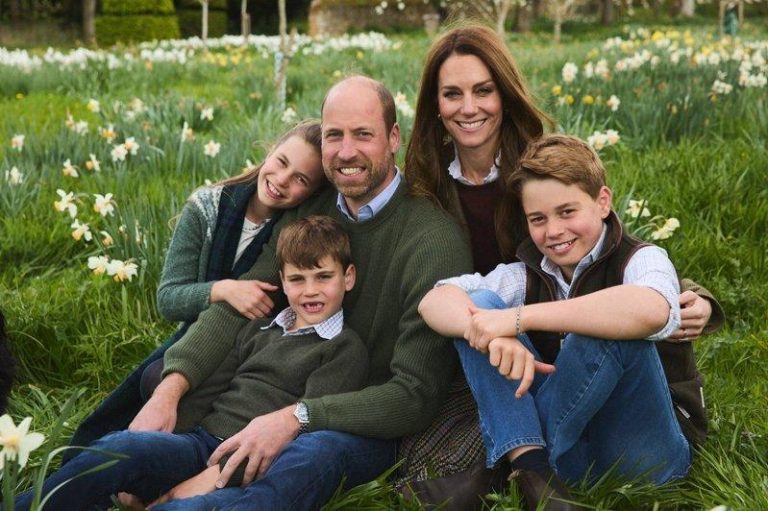 威廉王子夫妇公布今年圣诞贺卡 一家5口全家福 英国王储威廉王子和夫人凯特公布今年耶诞贺卡,一张新的全家福照片将作为贺卡照片。威廉王子和夫人凯特,及长子乔治王子、长女夏绿蒂公主和次子路易王子坐在绿油油的草地上,旁边开满水仙花。(图/截取自X平台)