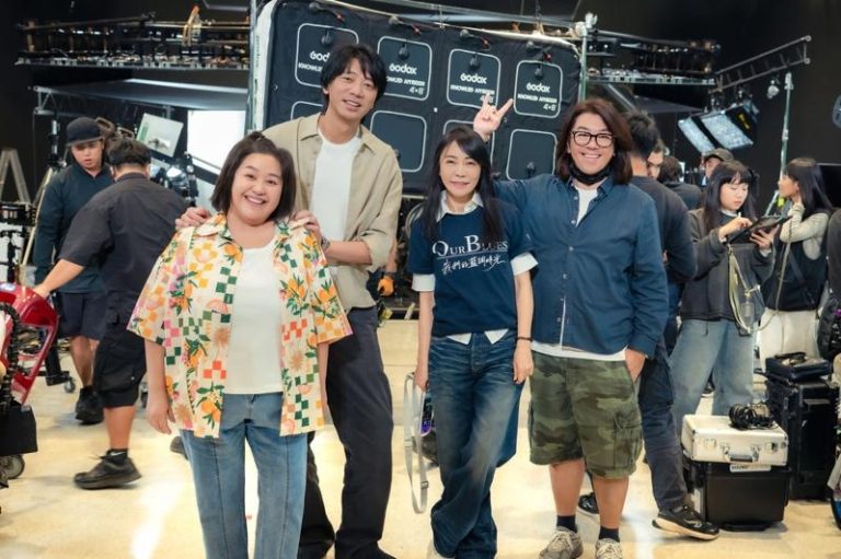 钟欣凌(左起)、信、柴智屏、导演林子平在《我们的蓝调时光》杀青时合照留念。(图／米神国际提供)