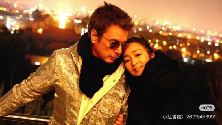 巩俐北京街头放闪法籍丈夫 77岁老公状态太猛 巩俐将头靠在丈夫肩头,脸上挂着轻松幸福的笑容。(摘自小红书)