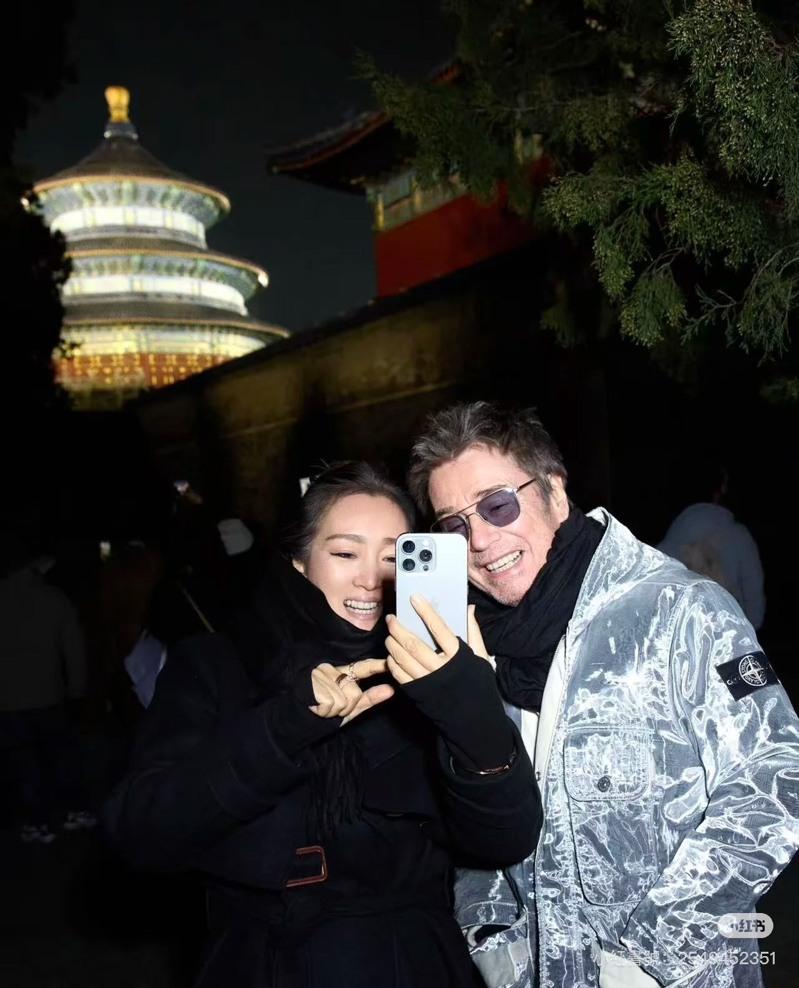 巩俐将头靠在丈夫肩头,脸上挂着轻松幸福的笑容。(摘自小红书)