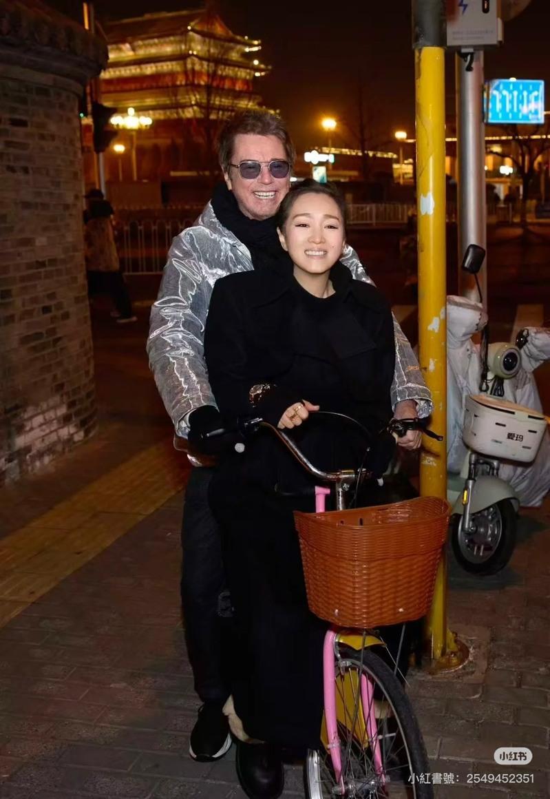 巩俐将头靠在丈夫肩头,脸上挂着轻松幸福的笑容。(摘自小红书)