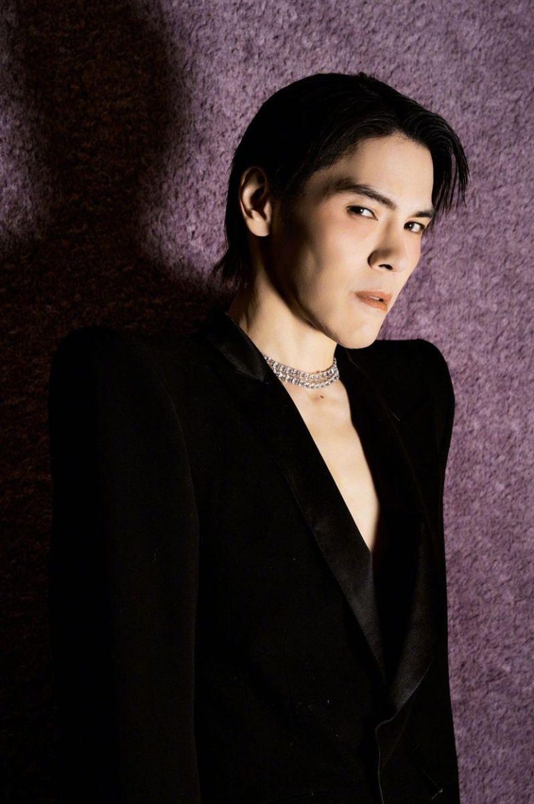 向佐身在演艺圈，但自己不想变得复杂。(取材自微博)