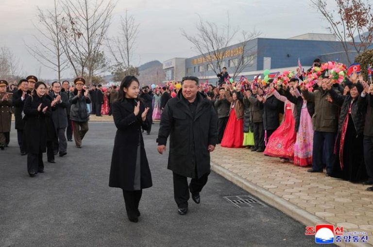 金主爱走金正恩前方 掀接班猜测 前南韩高官神解读 北韩最高领导人金正恩(右)及女儿金主爱(左)15日出席平壤郊区工厂竣工仪式,金主爱行走的位置受到外界关注解读。(朝中社)
