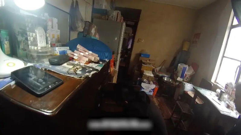 郑阿姨的房内,被搜出240万人民币现金。(取材自春城晚报)