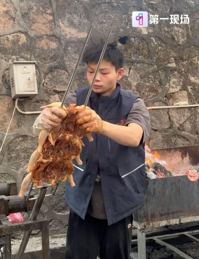 深圳16岁「烤鸡少年」小陈在街头摆烤鸡摊，每天能售出200、300只烤鸡，吸引上千名顾客光临。(取材自第一现场)