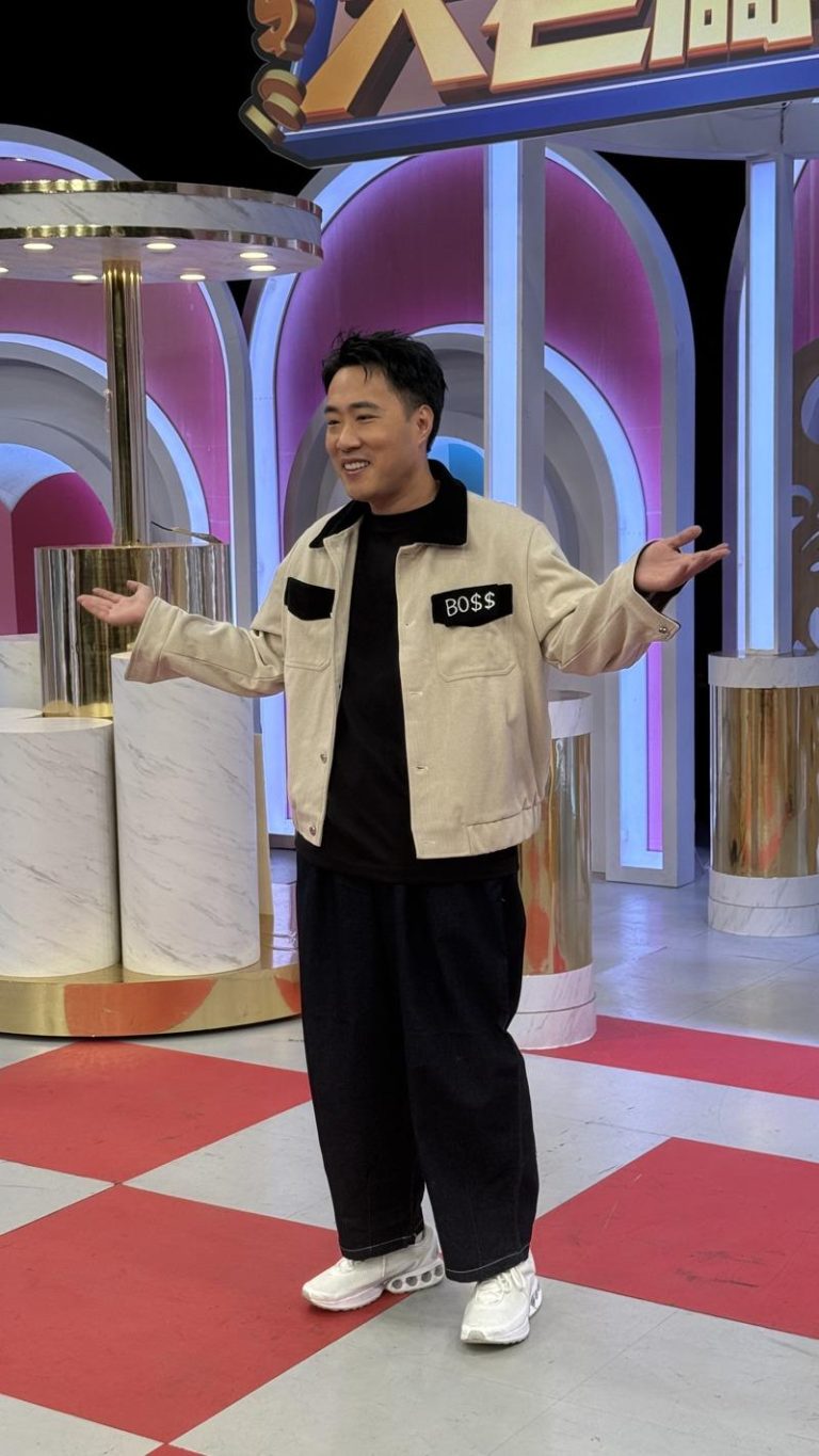 余祥铨强颜欢笑录像。(记者李姿莹／摄影)