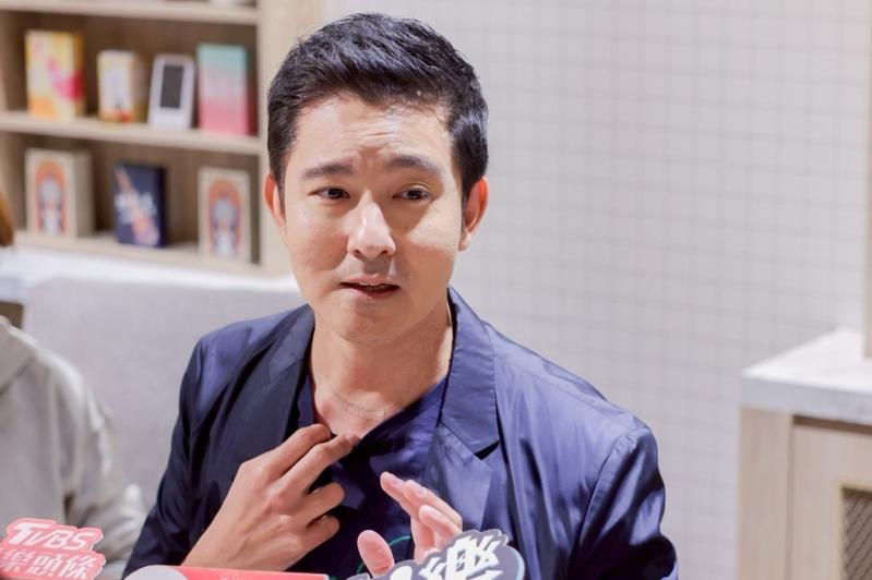 立威廉秀出颈部8公分的疤。记者林士杰/摄影