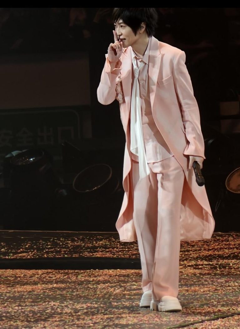 阿信变成花美男。图／摘自小红书