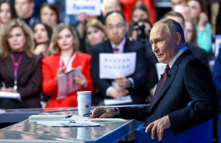 俄罗斯总统普亭19日在莫斯科举行年度「直接连接」暨大型记者会活动。(路透)