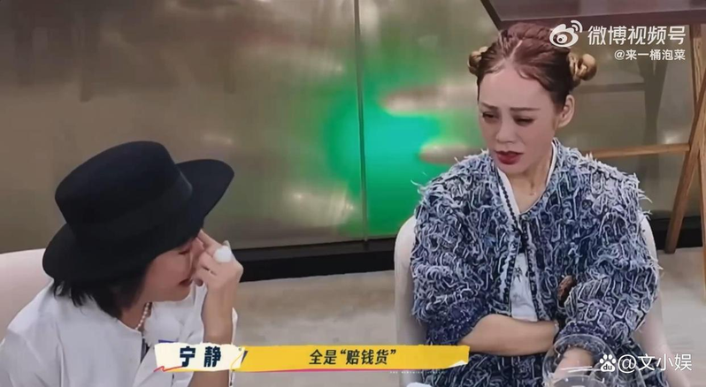 「一路繁花2」中张柏芝接到儿子来电,身旁的宁静随口调侃其三个儿子「全是赔钱货」。(取材自微博)