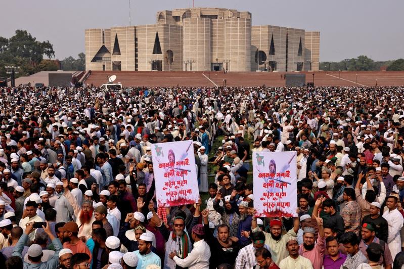 数以万计的哀悼者出席学生领袖哈迪的葬礼,有人手上举着「我们都是哈迪」的牌子。(路透)