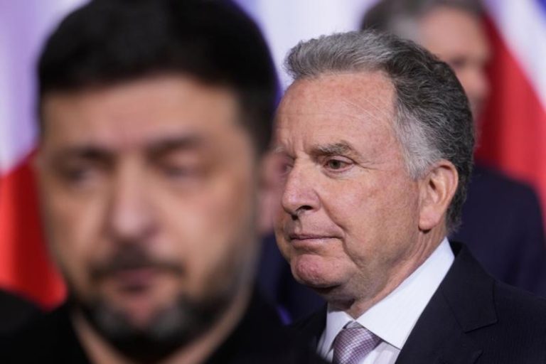 乌克兰总统泽伦斯基(左)与美特使威科夫。(欧新社)