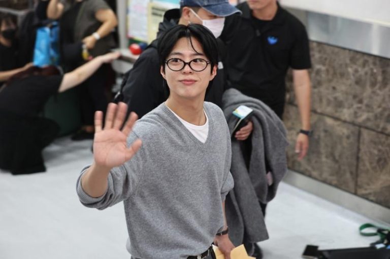 朴宝剑获得年度艺人奖，感性致词7分钟。（记者刘学圣／摄影）