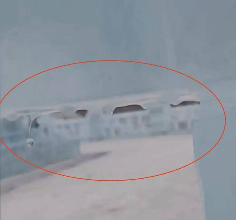 哈尔滨冰雪大世界冰雕出现化水?当地19日温度3.8℃突破历史当日极值。(取材自微博)