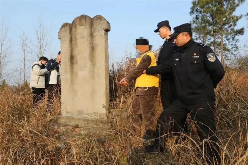 金店墙体被凿开一个大洞。(取材自极目新闻)
