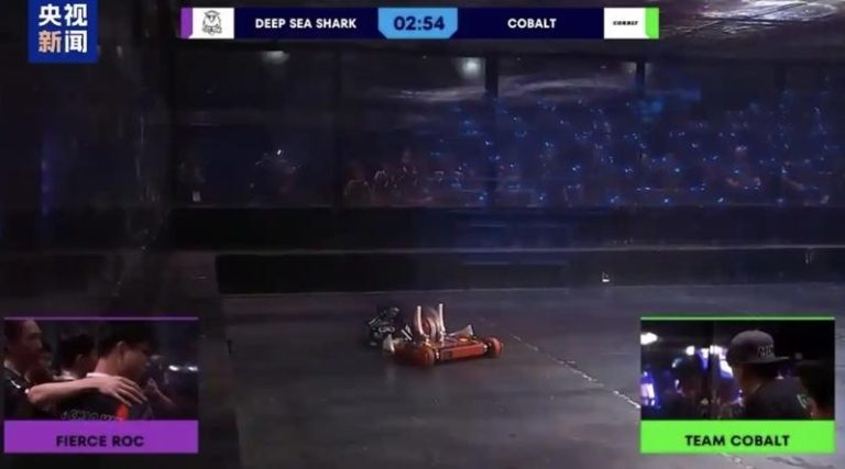 近日第二届未来运动会在阿联阿布达比举行。中国俱乐部自主设计制造的机器人深海巨鲨3参加了格斗机器人大赛，并在决赛中击败来自美国、俄罗斯等国外俱乐部并获得冠军。（取材自央视）