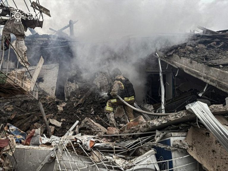 乌克兰军方表示，正在国内东北部苏米州（Sumy）与俄罗斯部队交战并试图挫败敌方攻势。图为消防人员在灭火。（路透）