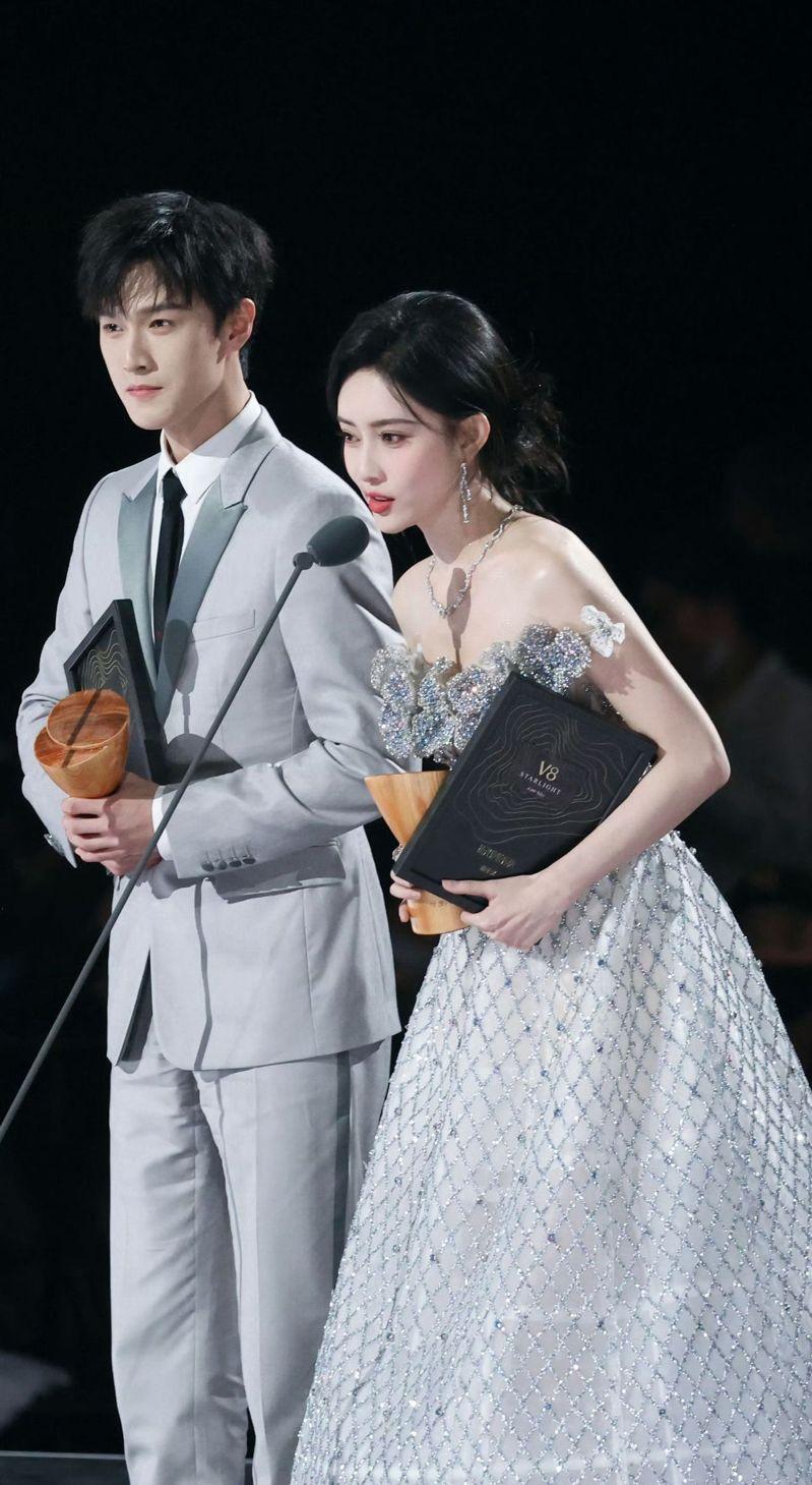 李昀锐(右)、孟子义在台下不停说悄悄话。(取材自微博)