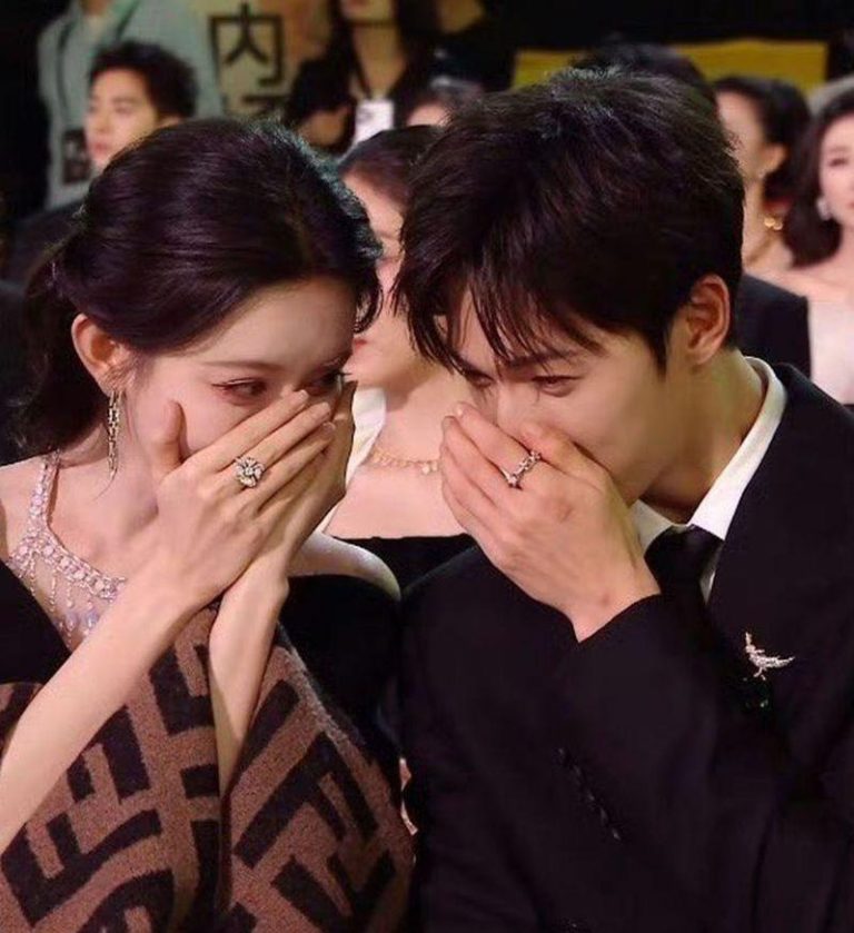 李昀锐(右)、孟子义在台下不停说悄悄话。(取材自微博)