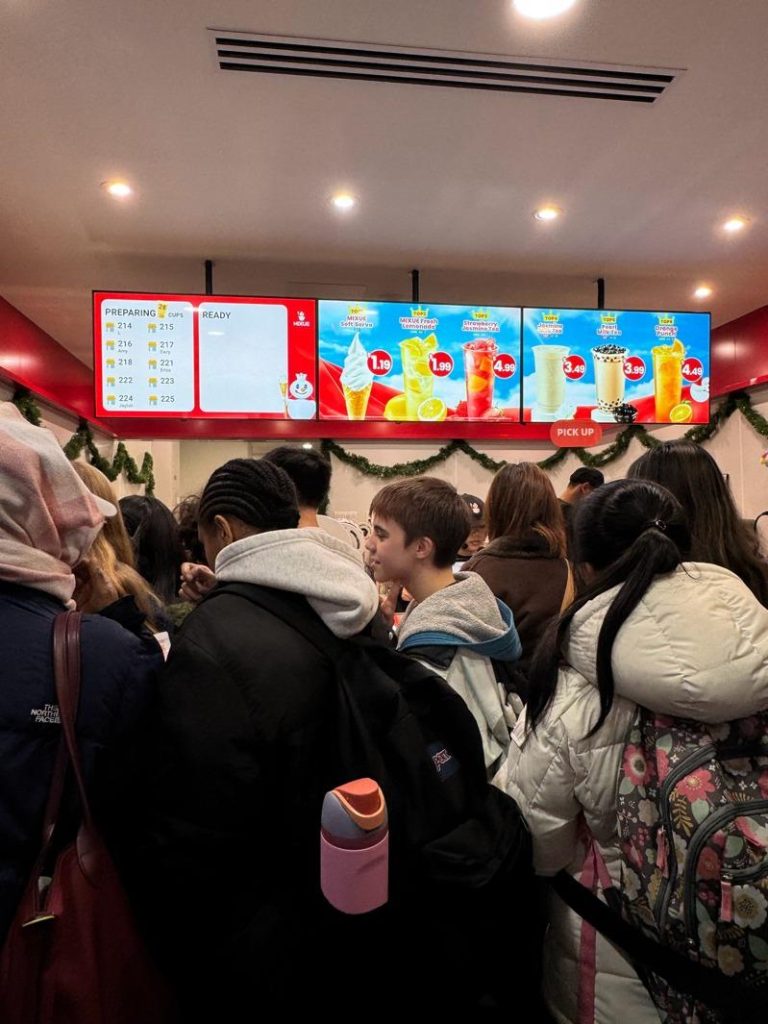 蜜雪冰城纽约首店排长龙 美博主:本土品牌如何应对? 网友分享自己在蜜雪冰城纽约店里的拥挤情况。(取材自微博)