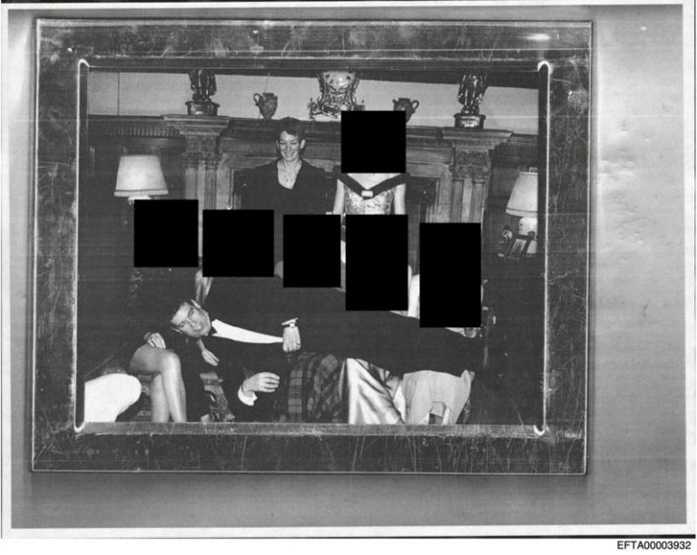 安德鲁王子王室庄园横躺5女腿照曝光 前妻也卷入 美国司法部19日释出艾普斯坦案最新解密档案,其中一张照片惊见英国安德鲁王子(前)神情轻松地横躺在多名女子的大腿上,而已遭定罪的淫魔共犯麦斯威尔(后立者)则在后方露出微笑。(美联社)