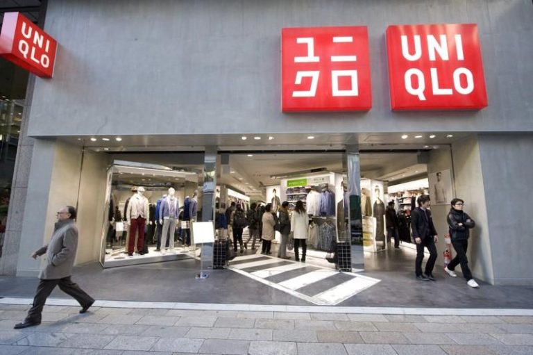 Uniqlo宣布加薪 日本毕业生年薪590万日圆 一口气调涨12% Uniqlo母公司迅销(Fast Retailing)宣布,将把日本新进毕业生的基本薪资调高多达12%。(欧新社)