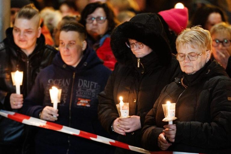 德国马格德堡市（Magdeburg）22日民众手持蜡烛参加2024年圣诞市集车辆冲撞袭击事件一周年纪念仪式。欧新社