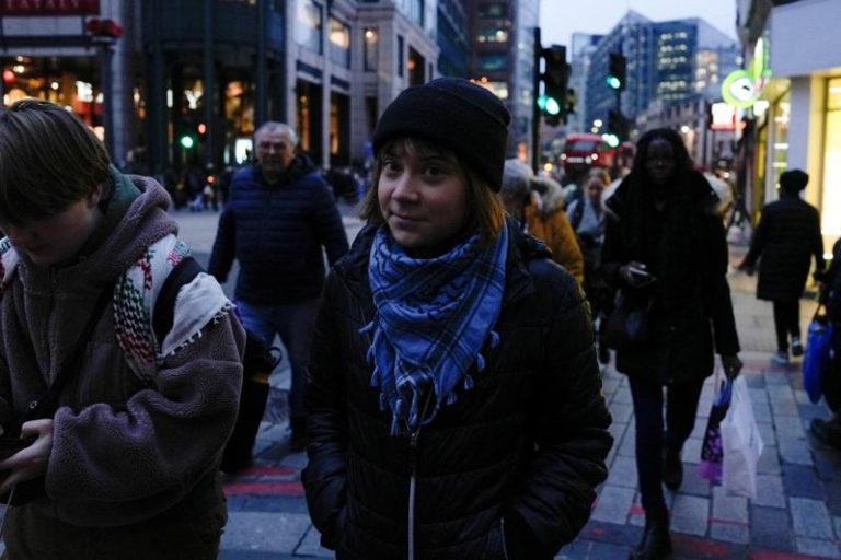 英国警方表示，瑞典环保活动人士童贝里（Greta Thunberg）23日在伦敦一场支持巴勒斯坦的示威活动中被捕后，目前已经获释。路透