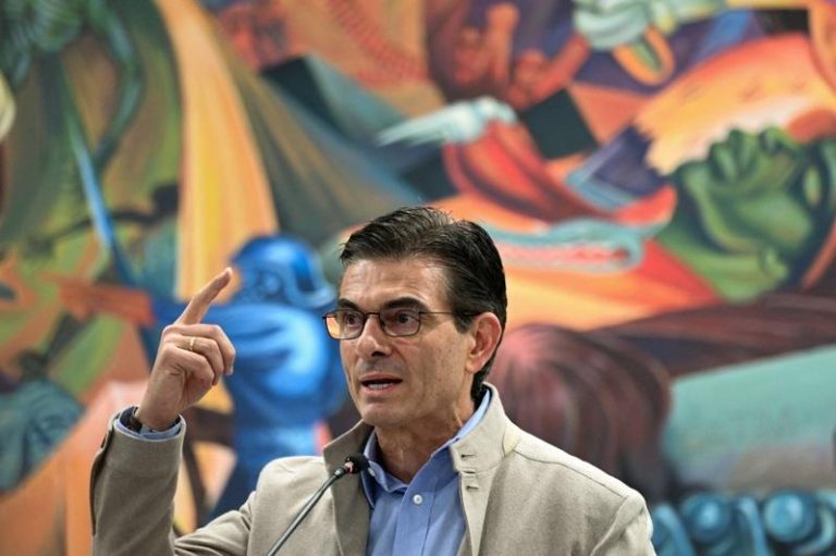 玻利维亚新任总统巴斯（Rodrigo Paz）23日举行记者会。  (路透)