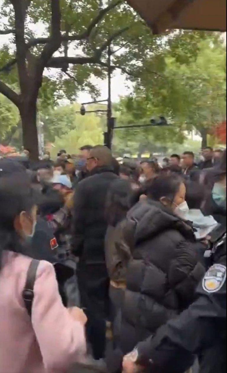 浙金中心爆雷200亿引发抗争 祥源老董俞发祥被带走 浙金中心爆雷,大批投资人连日抗争。(视频截屏)
